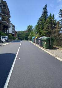 Contenedores de basura obstaculo al paso