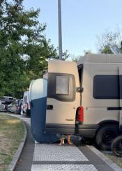 Aceras tomadas: cuando pasear se convierte en una carrera de obstáculos