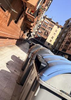 Los vecinos de Iztieta ya no podemos más: basura y ratas a un metro de nuestras viviendas