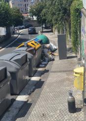 Vertido ilegal bloquea el acceso a la parada de autobús