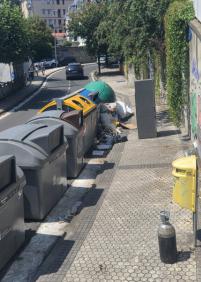 Vertido ilegal bloquea el acceso a la parada de autobús