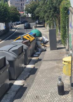Vertido ilegal bloquea el acceso a la parada de autobús