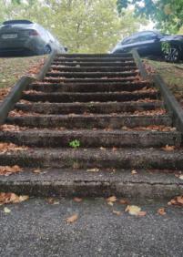 Escaleras deterioradas y sin barandilla en Virgen del Carmen