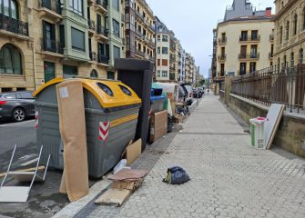 Basuras diarias en la puerta de la Ikastola Orixe
